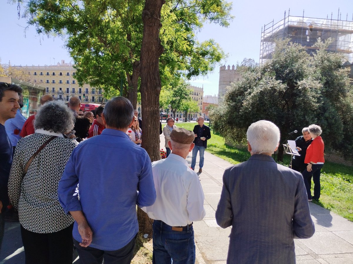 Ahora junto lxs compañerxs del @PSOE_Macarena recordando la proclamación de la II República y homenajeando a lxs más de 15.000  republicanxs sevillanxs inocentes, civiles y desarmadxs, asesinados por orden del felón #QueipodeLlano.
#14deabril