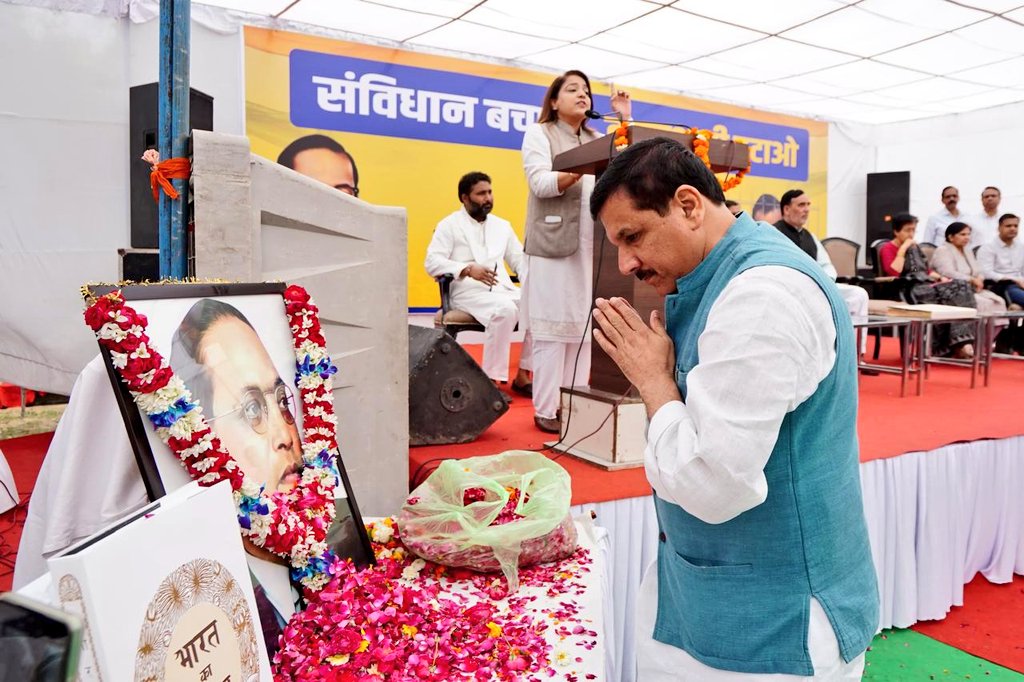 SanjayAzadSln's tweet photo. अपना पूरा जीवन समतामूलक समाज की स्थापना के लिए समर्पित कर, वंचित वर्ग के उत्थान के लिए संघर्ष करने वाले, सामाजिक परिवर्तन के अग्रदूत और बहुमुखी प्रतिभा के धनी, संविधान निर्माता भारत रत्न बाबासाहेब डॉ. बी.आर. आंबेडकर की जयंती पर उन्हें कोटि-कोटि नमन। https://t.co/2h5mYC2cTz