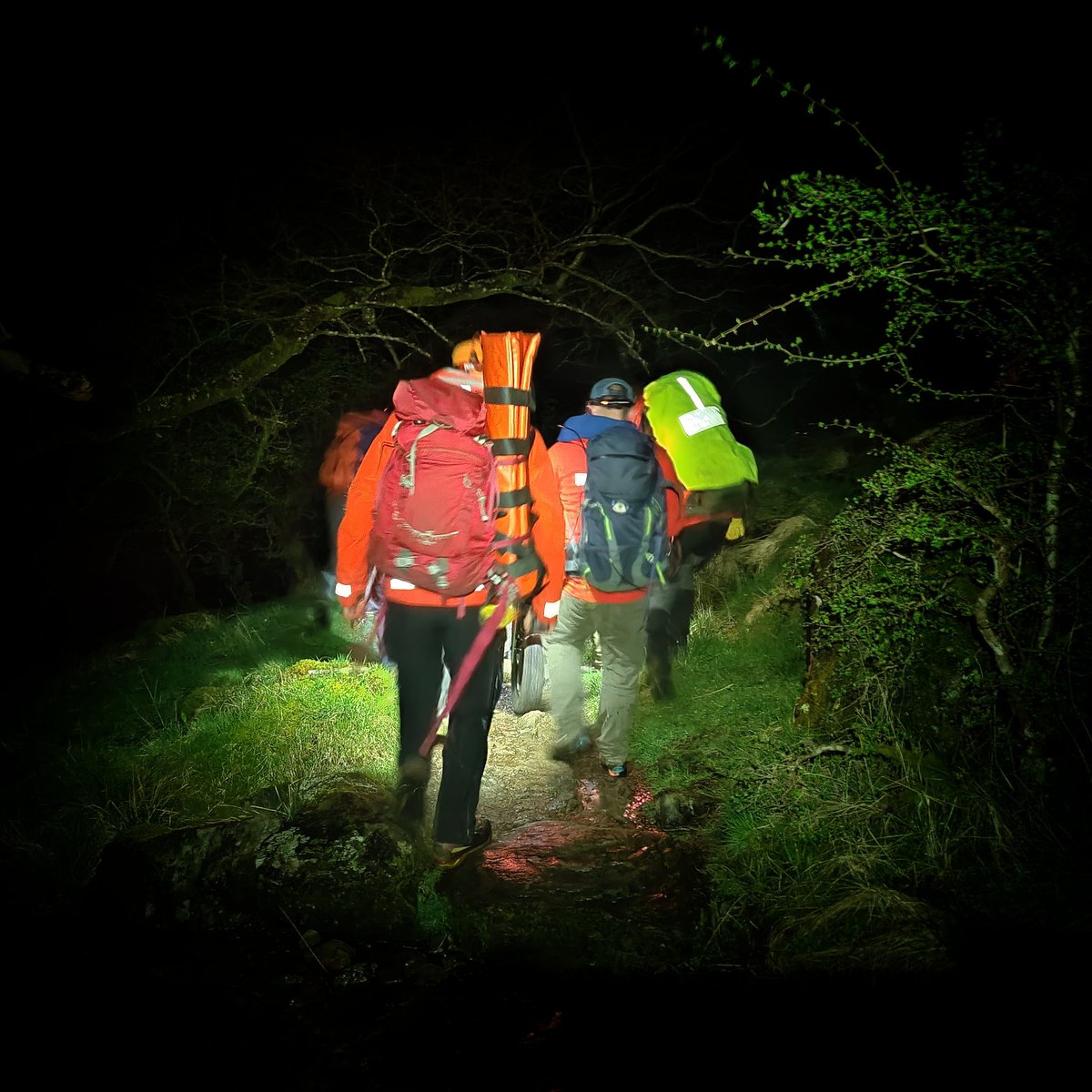 #CallOut 11/24 At 23:27 Friday evening, Lomond MRT were called to an individual suffering a knee injury on the West Highland Way to the south of Beinglas Campsite. Many thanks to colleagues from @PoliceScotland for the initial response and assistance.