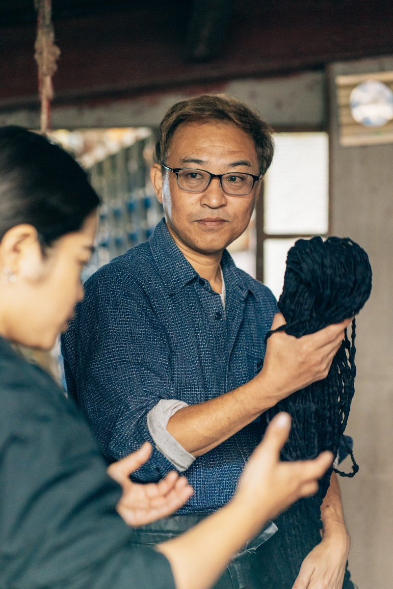 下川織物の作る久留米絣=Glocal textile
220年の歴史を持つ福岡県の伝統工芸織物久留米絣
括り（くくり） 技法で多彩な柄を表現する先染め織物を3代70年に渡って作り続ける織元
ローカル（久留米絣職人）で伝統を継承し
グローバル（職人アーティスト）に海外展開するコミュニケーションビジネス