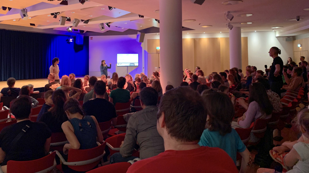TROPOS_de's tweet photo. Volles Haus am Samstag beim #Wissenschaftskino für #Kinder im #ZGF #Leipzig @hdg_museen bei „@checker_tobi & die Reise zu den fliegenden Flüssen“ mit Mira Pöhlker @ATTOresearch @UniLeipzig @TROPOS_de. Danke an viele neugierige Kids & alle Mitwirkende! / @StadtLeipzig @LeibnizWGL https://t.co/4wKWGtFOJS