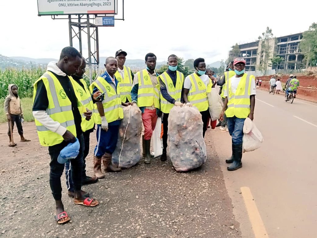 acapebu's tweet photo. @nduwijonas27 , président de l' Association Catholique pour la Protection de l'environnement (@acapebu ) dit que ACAPE BURUNDI s'est engagée à contribuer afin que le #Burundi soit un pays  propre et prospère. 
@Burundi1stLady @NtareHouse @BMineagrie @PNUDBurundi https://t.co/wP9Tiycrz7