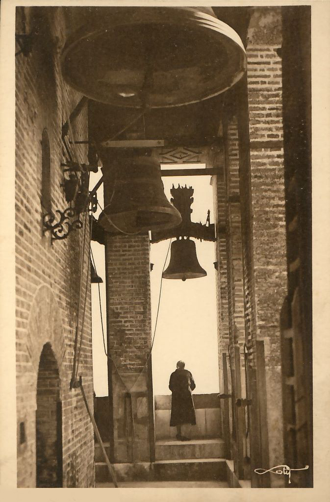 Individuo asomándose desde el cuerpo de las campanas de la Giralda. Año ¿? (década de 1920).