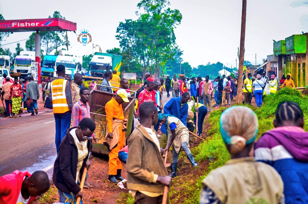 acapebu's tweet photo. Dans le but de soutenir la campagne Zéro déchet, les membres de l' @acapebu avaient répondu massivement dans les travaux communautaires d'assainissement et de la plantation des fleurs, organisés ce 13 avril 2024 dans la capitale politique de @Gitega. 
#Burundi @OPDD_Burundi https://t.co/kwfEOAvKBH