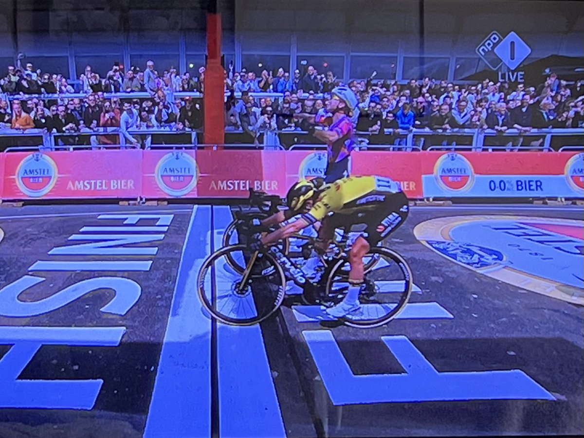 PinarelloFan's tweet photo. 😂 @marianne_vos doet haar naam eer aan en is de slimste (beste) #topvrouw #GOAT https://t.co/DL0sj5NijG