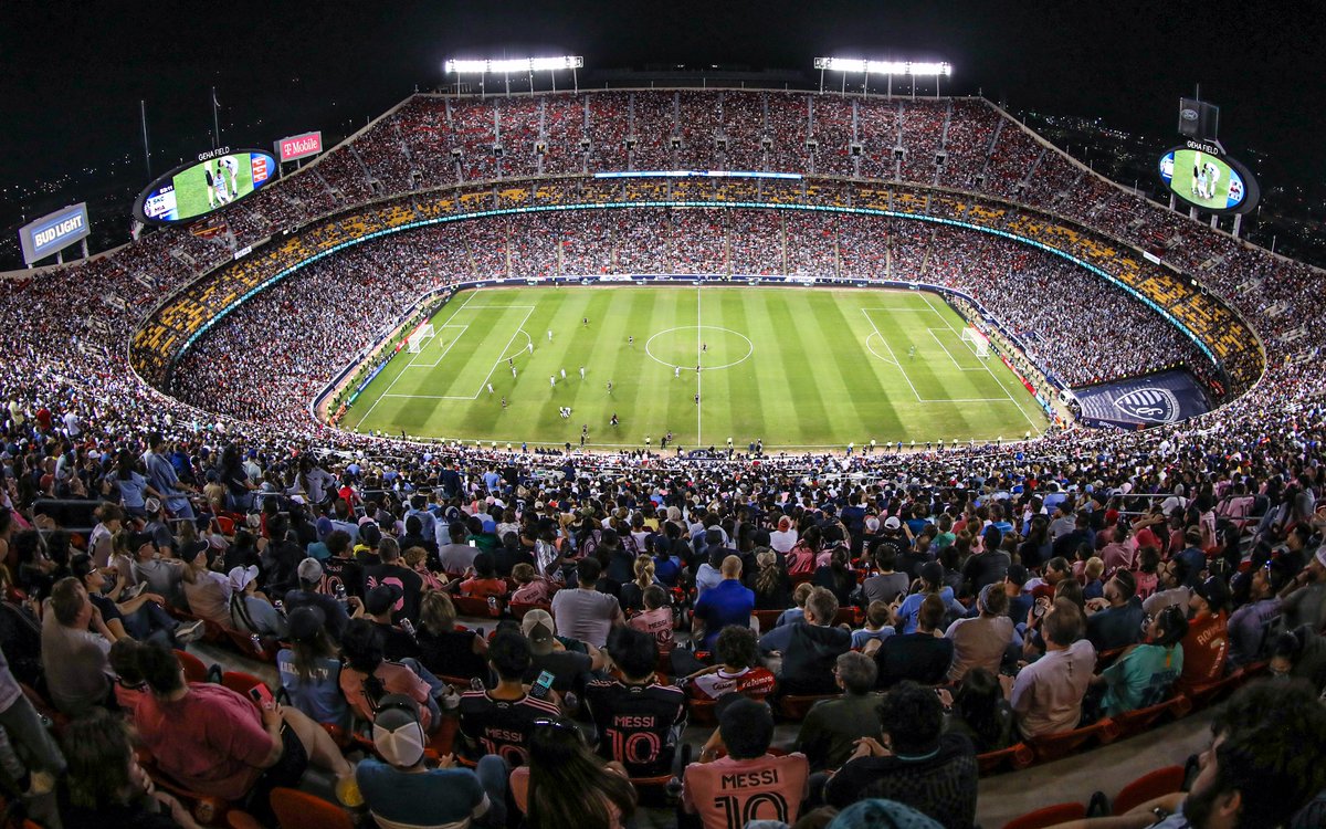 433's tweet photo. 72,610 fans watched Messi and Inter Miami 🆚 Sporting KC, the 𝗙𝗢𝗨𝗥𝗧𝗛-𝗛𝗜𝗚𝗛𝗘𝗦𝗧 attendance in @MLS history 🏟️ https://t.co/EQv4S5HEse