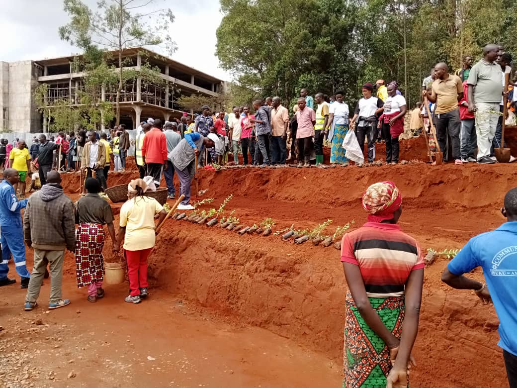 acapebu's tweet photo. @nduwijonas27 , président de l' Association Catholique pour la Protection de l'environnement (@acapebu ) dit que ACAPE BURUNDI s'est engagée à contribuer afin que le #Burundi soit un pays  propre et prospère. 
@Burundi1stLady @NtareHouse @BMineagrie @PNUDBurundi https://t.co/wP9Tiycrz7