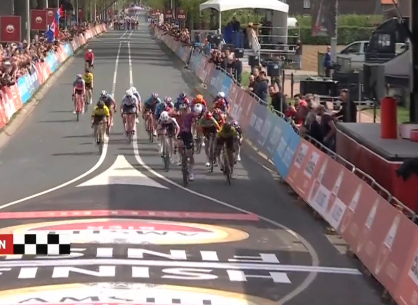 GLH_xyJWQAAXV4l?format=png&name=900x900