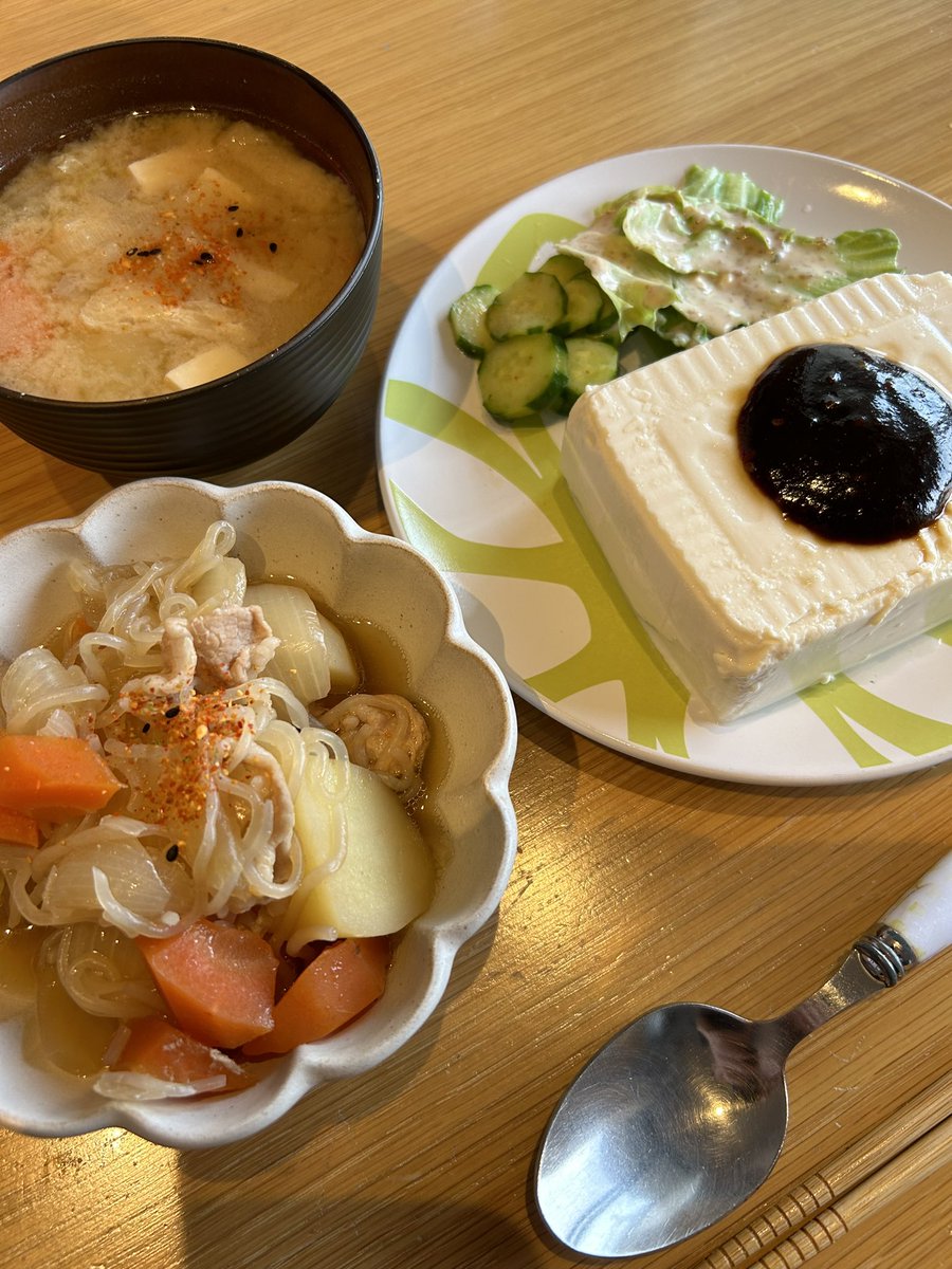 🔥豆腐&特茶ダイエット🔥 赤味噌豆腐 肉じゃが 味噌汁 ちびまる子ちゃん見ながら食べてたら、しんみりしてしまった。 ゆめいっぱいも初代？懐かしい映像で嬉しかったな。