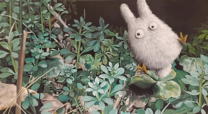 最近色鉛筆描いてみて「やっぱり」と思ったので言う。葉っぱとか葉物とか描く時「茶色」を混ぜるとより自然で本物みたいな緑に近づけれるよ。ネギとか大葉とか、庭の草や木々の葉の色も、茶色を少し混ぜると自然な色になるので試してほしい。参考画→4枚目のラーメン葱は茶色入れてないから嘘臭い 