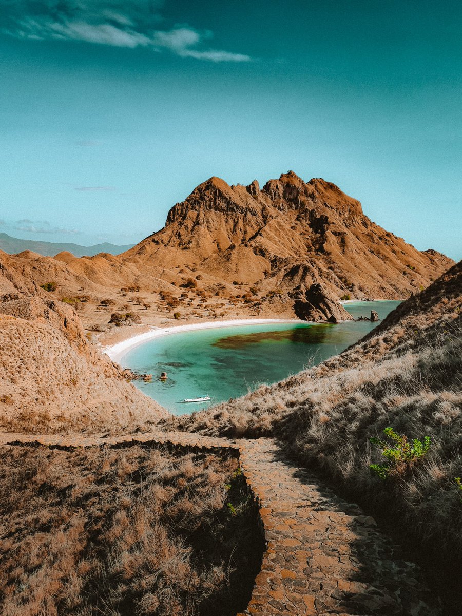 omdirects_'s tweet photo. Indonesia itu sebenernya cakep banget. Semua orang juga pasti setuju.

Tapi emang sangat disayangkan, tiket pesawatnya lebih murah buat jalan-jalan ke luar negeri dibanding di negeri sendiri. 🥲 https://t.co/OyVweU8nYA