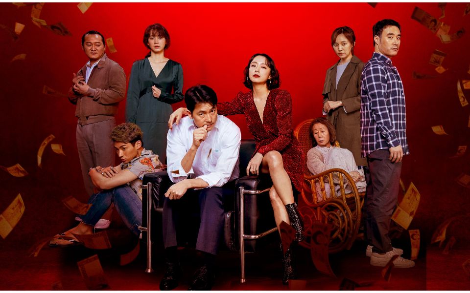 『藁にもすがる獣たち』
忘れ物のバッグに入っていた10億ウォンもの大金。自らの地獄から這い上がろうとする、金という欲望に取り憑かれた獣たちの大争奪戦。果たして、最後にバッグを手にするのは誰なのか…？
予測不能な展開で、ようやく最後のピースが埋まったラストは、痛快にして圧巻。