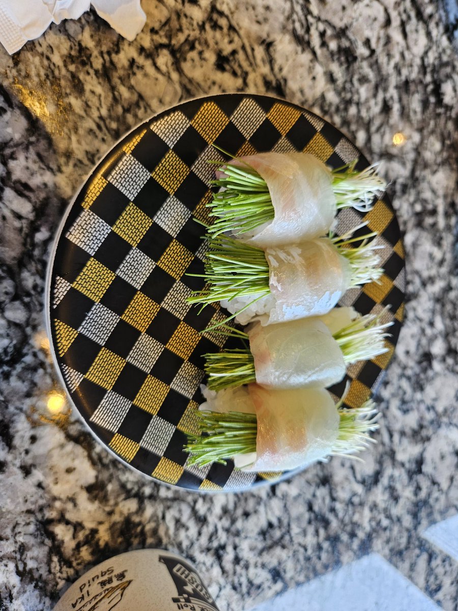 herutori's tweet photo. 最強すぎる昼食は大トロ https://t.co/Yk9UW0Tzdo