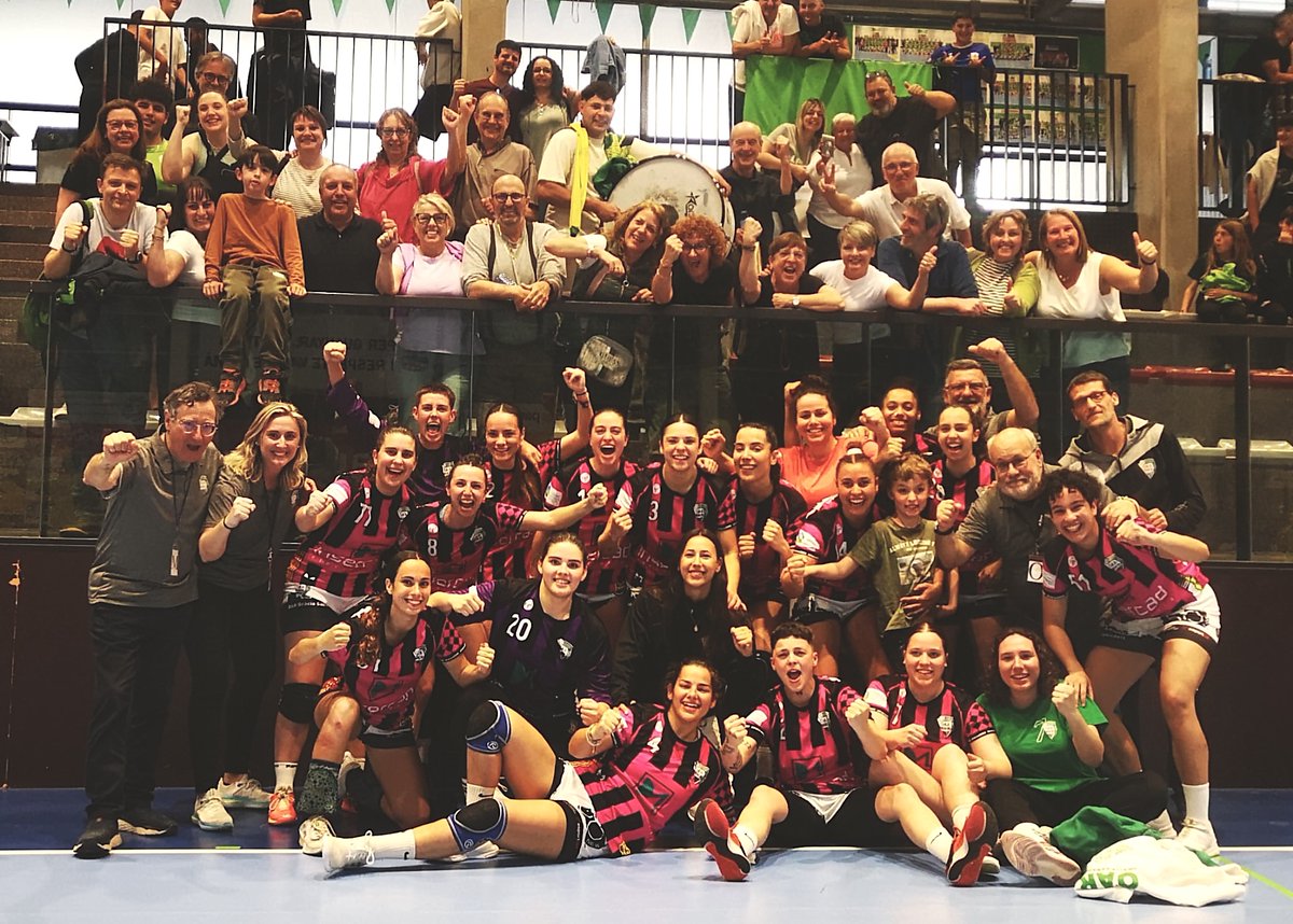 🤾‍♀️Foto de família després de la classificació per 2n any consecutiu per a la fase d'ascens com a 2n classificat del grup C de la Divisió Plata Femenina. #forçaOAR @SbdEsportEduca @insercad @esportcat