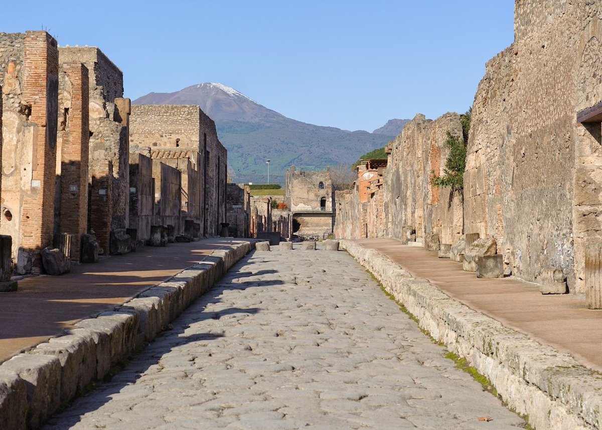 A month until I visit #Pompeii for the first time ever (when you specialise in the #Roman frontiers you don't always get to the Italian archaeology as soon as you'd like!) - if anyone has any insider tips or things not to miss (modern Pompeii included), please let me know!