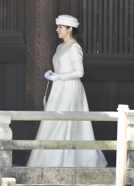 本当に歩いてる時の横から見たシルエットが美しいドレス姿 そして横顔がとてもとても皇后さまに似てらっしゃる