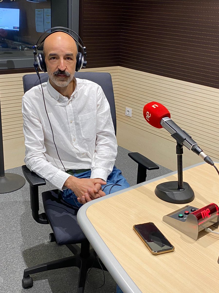 NEUDC_RNE's tweet photo. La idea de este libro nació de una emisión radiofónica que escuchó en Edimburgo, El por qué de las cosas. Hablaban de la importancia de las manos y le inspiró. Nos acompaña Jesús Carrasco, autor de #Elogiodelasmanos. Trasmite la importancia de trabajar con las manos. https://t.co/9pNZbq1Mqs