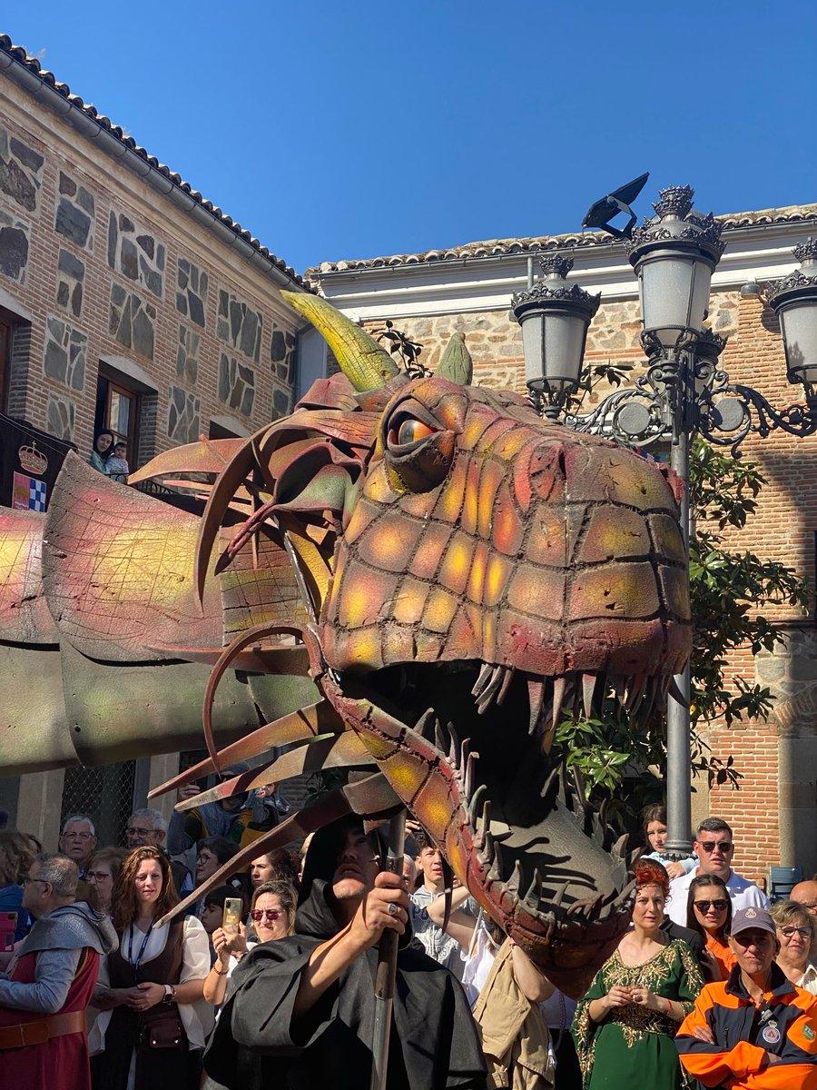 Maravillosas #JornadasdeOropesa (#Toledo), de Interés Turístico Regional. Miles de personas en el vistoso Pasacalles o en el divertido 'Rescate de la Princesa'. #Oropesa se convierte en un espectacular escenario del Medievo, las calles rebosan alegría, los vecinos se vuelcan...