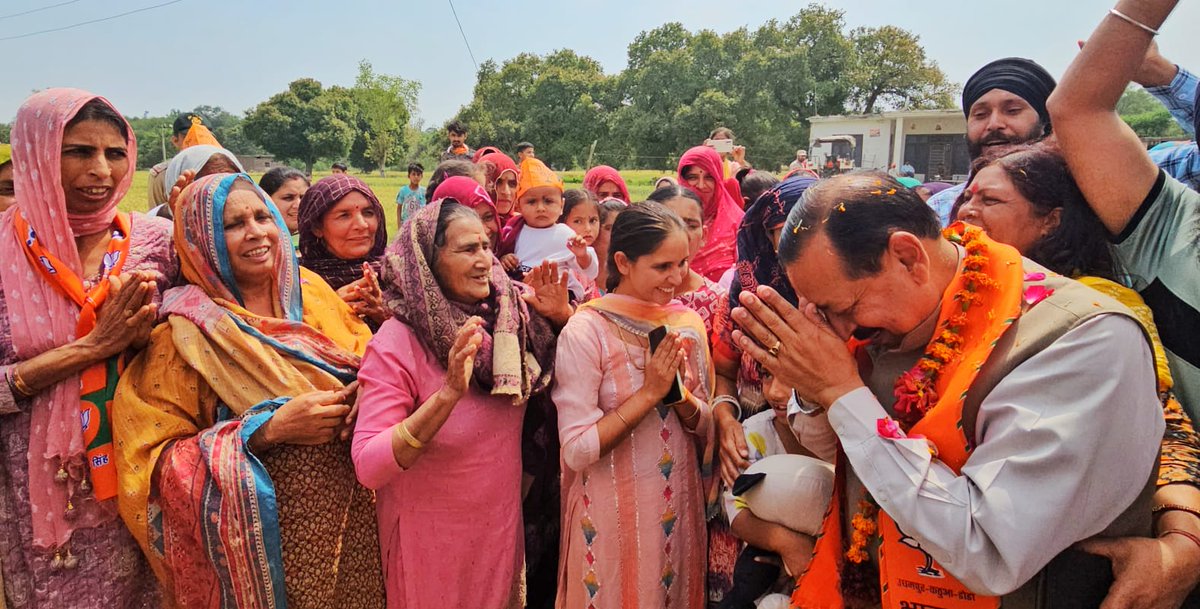 DrJitendraSingh's tweet photo. अंतरराष्ट्रीय सीमा #InternationalBorder के नज़दीक स्थित #Kadyal, #Manyari, #PansarMorh, #Mandala, #Marheen एवं #Changi  में पहुँचने पर समर्थकों द्वारा उत्साहपूर्ण अभिनंदन। प्रधानमंत्री श्री @NarendraModi जी के 
1/2 https://t.co/tjBxZ3t2JU