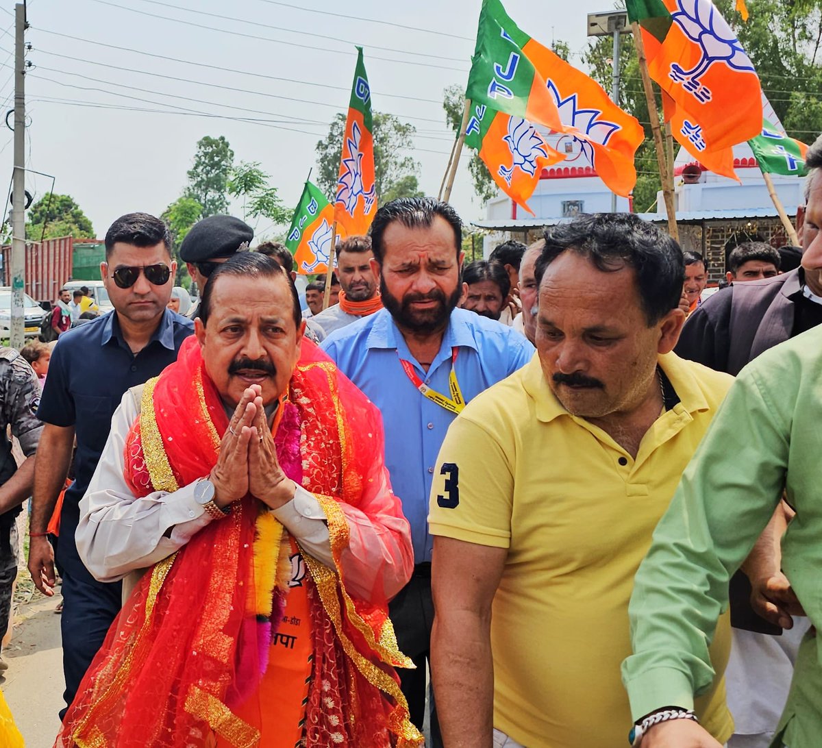 DrJitendraSingh's tweet photo. अंतरराष्ट्रीय सीमा #InternationalBorder के नज़दीक स्थित #Kadyal, #Manyari, #PansarMorh, #Mandala, #Marheen एवं #Changi  में पहुँचने पर समर्थकों द्वारा उत्साहपूर्ण अभिनंदन। प्रधानमंत्री श्री @NarendraModi जी के 
1/2 https://t.co/tjBxZ3t2JU