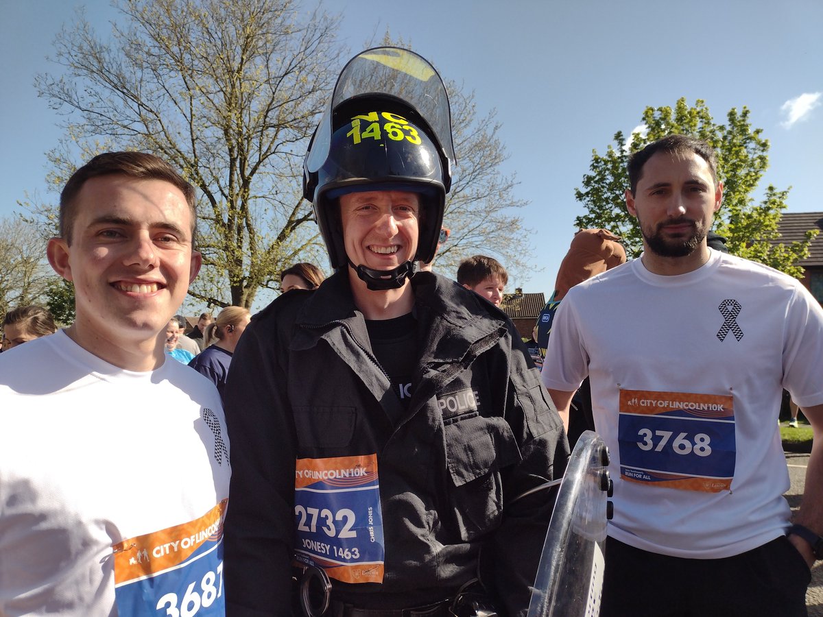 Sincere thanks to all those who are supporting PC Chris Jones in his #Lincoln 10K attempt wearing full riot gear. He is about halfway round and over £2K raised so far for @UK_COPS Still time to donate: justgiving.com/page/christoph…