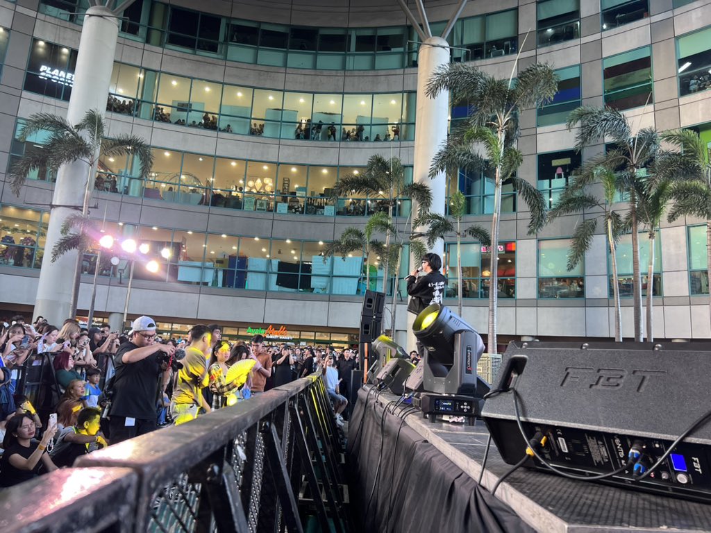 .@bryanchong is now performing here at the Central Plaza, Ayala Malls Market! Market! for @BINI_ph’s Talaarawan Mallshow! #BryanChong #BINI