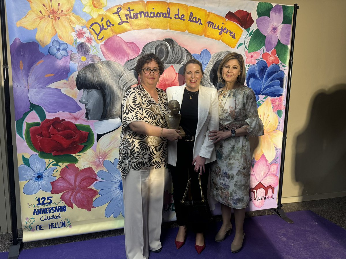psoehellin's tweet photo. Enhorabuena al equipo de orientación del ÍES Justo Millán por el reconocimiento con motivo del Día de la Mujer. 
😊 Esther, Consuelo, vuestro compromiso en promover la igualdad de género, diversidad y respeto es fundamental para construir un futuro más inclusivo y equitativo. https://t.co/GZOcTArTb8