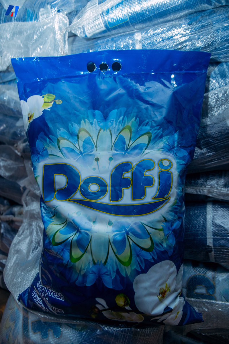akezanet's tweet photo. 🔴 Nouveauté : Le Savon en poudre #DOFFI de 5Kg est déjà sur le marché.
===================
Alors que les gens peinaient à joindre les deux bouts du mois suite aux petits lots de savon DOFFI ( 200g et 500g), le Magasin Chez Paul vient d’innover en amenant sur le marché une nouvelle gamme de DOFFI de 5Kg. Il s’agit d’une gamme de savon bleu, qui peut durer tout le mois sans avoir en acheter d’autre. Maintenant, presque toute la ville de @MairieBuja utilise ce savon. C’est de bonne qualité, moins cher et disponible sur tous les marchés du Burundi ( Cotebu, Siyoni, Kanyosha,etc et à l’intérieur du pays.)
Ceux qui ont déjà utilisé ce savon affirment que ça délave pas les habits, ça brûle pas la peau car, pas trop d’acide en soi. Le savon DOFFI peut tout faire : la lessive, nettoyage de véhicules ou bien la toilette. Pour ceux qui veulent se procurer de ce savon, rendez-vous au centre-ville de Bujumbura, en face du parking des Bus de Musaga, tout près de la Banque #BNDE. Ou bien appelez au 62 56 14 32 ou 62 19 52 98.
Là-bas, vous y trouverez aussi deux sortes de couches pour les bébés dénommés Softcare et Maya, imbattables sur le marché. Ces dernières sont des couches très sollicitées et recherchées actuellement, grâce à leur qualité et à leur prix abordable. Elles sont utilisées dans tous les pays de la sous-région et dans d’autres pays d’Afrique.
Soulignons aussi la présence des serviettes hygiéniques pour les femmes, intitulées « SoftCare Pads ». Celles-ci sont reconnues pour leur bonne odeur constante, permettant aux utilisatrices de sentir bonnes durant toute la journée ou la nuit. Leur caractère de parfum et leur bon prix les distinguent des autres Pads sur le marché. Elles ont aussi une longue garantie, allant de 3 à 4 ans.
#lesbeautesdecheznous #akezanet #DOFFI #Burundi