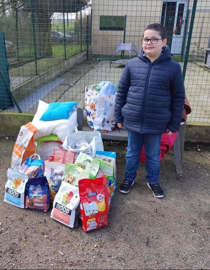 Gabin 9 ans, petit garçon originaire de la Somme, a lancé une collecte destinée à récolter des dons pour soutenir un refuge animalier. Grâce à sa détermination il a pu récolté des couvertures, des oreillers, des sacs de croquettes et même une niche. Bravo 👏🐾 📸: Claire Jules