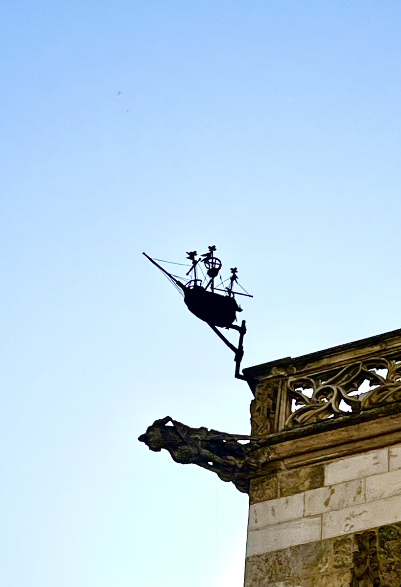 Hoy sí es domingo. Repican las campanas en Perpignan. El ruido de la destrucción en Medio Oriente invade la Place de la République. Somos víctimas y verdugos. ¿Conoces tú otro hogar posible que la Humanidad? Queda el consuelo de buscar el cielo. El amor se deshace en la mano.