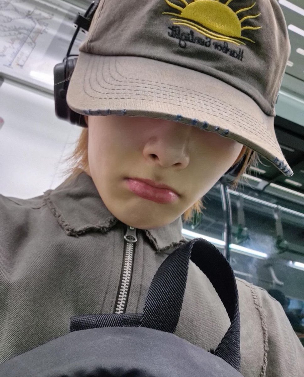 linosousvide's tweet photo. Guys, who is this idol? 
I like his style https://t.co/pqMCBiaukx
