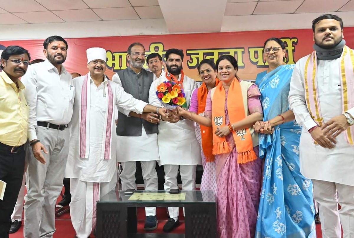 AnshulSParihar_'s tweet photo. आज जिला भाजपा कार्यालय सागर में सांसद श्री @mRajbahadurBJP  जी विधायक श्री @shalendra_mla जी, लोकसभा प्रत्याशी श्रीमती @Lata_official जी जिलाध्यक्ष श्री @Gaurav_BJP12 जी ने पार्टी पदाधिकारियों के साथ पूर्व विधायक श्रीमती @ParulSahuKeshri जी का पुष्प गुच्छ भेंट कर स्वागत किया। https://t.co/FYb5J9E6Xu