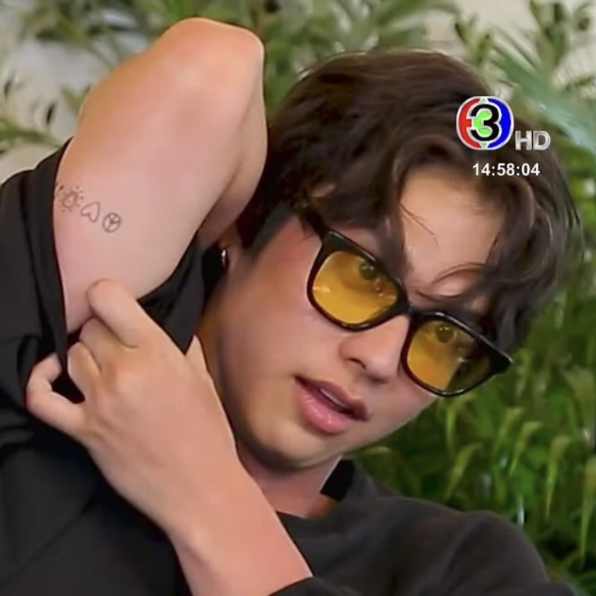 W1NMINW0N's tweet photo. with sweater paws and bambi eyes showing off his tattoos 🖤

#ตีท้ายครัวxBright
#bbrightvc https://t.co/LCZdQqZC7F