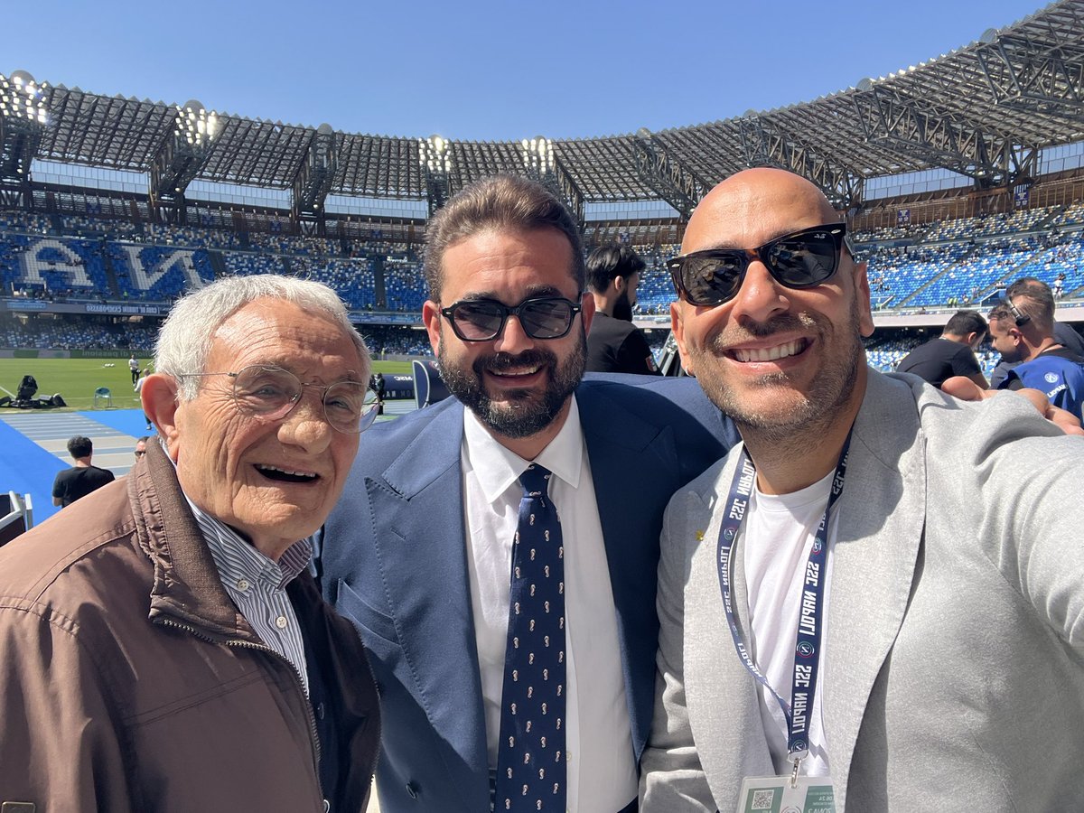 DecibelBellini's tweet photo. Il mitico Carmando oggi al Maradona ♥️🏟️ #Carmando https://t.co/0elia2cT1L