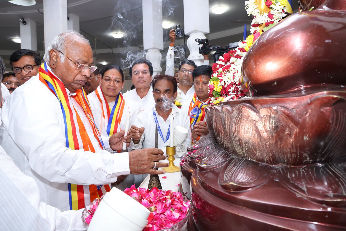 आज बाबासाहेब डॉ भीमराव अंबेडकर जी की जयंती के शुभ अवसर पर नागपुर स्थित ऐतिहासिक दीक्षाभूमि में संविधान व लोकतंत्र को सुरक्षित रखने का पुनः प्रण लिया। 

संविधान को बचाने के लिए पूरे देश को एक होना है। 

जय भीम, जय हिंद।