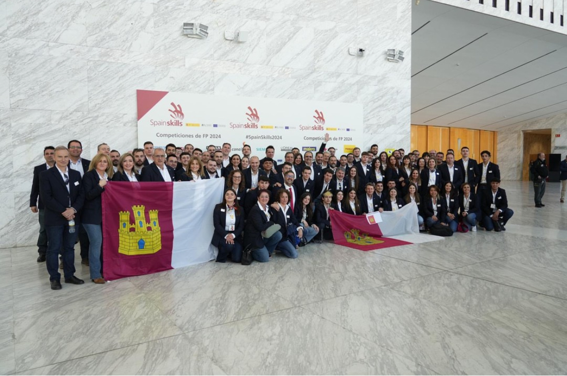 CIFPVirgen's tweet photo. Estamos orgullosos de pertenecer a la Delegación de CLM que ha conseguido 7 medallas en SpainSkills2024 dónde se ha podido demostrar el talento del alumnado y profesorado de nuestra región. Nuestra felicitación a Marcos y Marta por su esfuerzo y dedicación.
¡Sois unos campeones! https://t.co/RdbDiSjHpJ