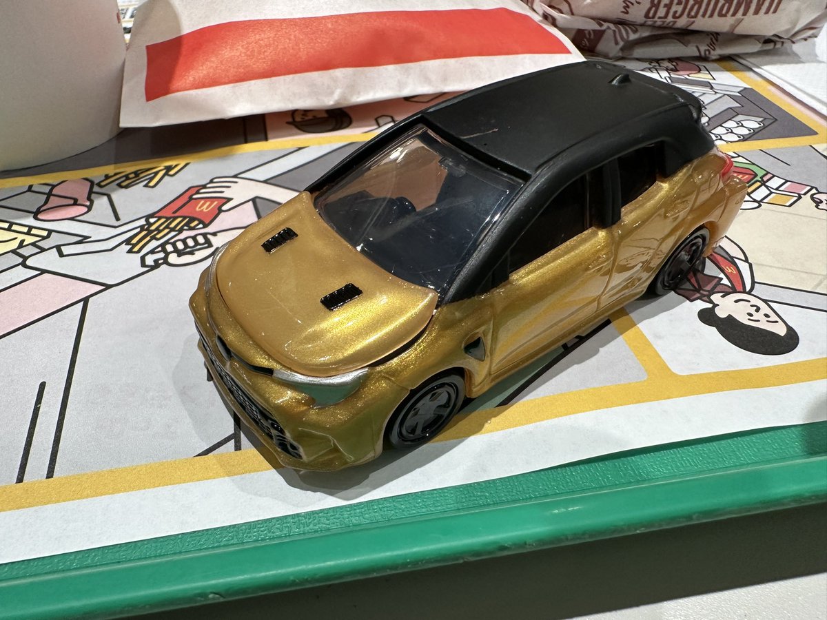皆さんのマネして、マクドナルドのハッピーセット買ってみました
１発でGRカローラをゲット😆
いつも運が良くないのに、とても嬉しいです
いい年したオッサンですが、嬉しいものは嬉しい☺️