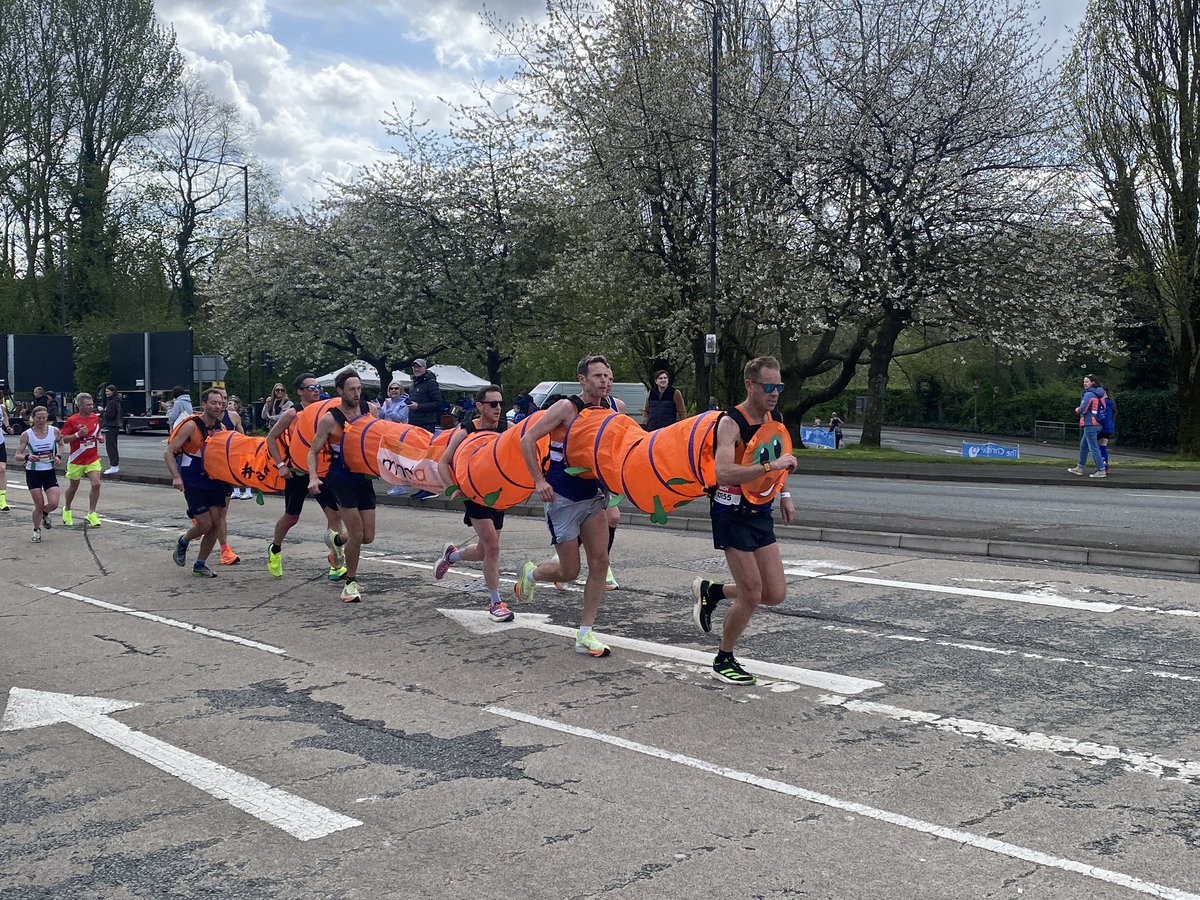 The caterpillar guys are doing great 

That’s one way to stay on pace 

#manchestermarathon