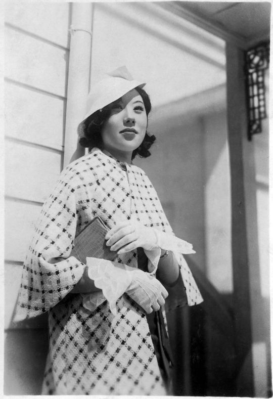 Isuzu Yamada, in moga (modern girl) clothes for Osaka Elegy, 1936, Kenji Mizoguchi