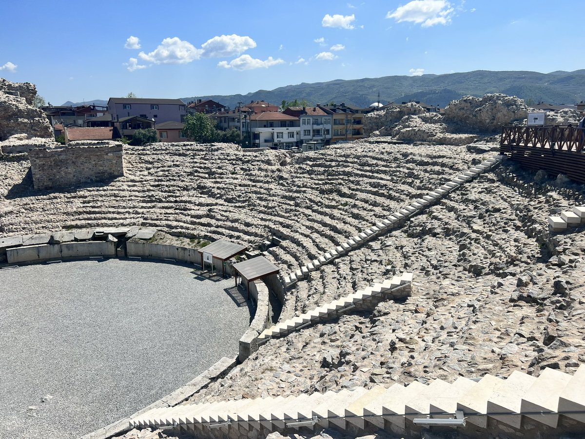 İznik Roma Tiyatrosu ziyarete açılmış, çok etkileyici. MS 2. yüzyılda İmparator Traianus döneminde Bitinya Valisi olan Plinius tarafından inşa edilmiş olan tiyatro yapısı son çalışmalardan sonra ziyarete açılarak kalıntıları ile sergilenmeye başlamış. İznik surlarının kuzeyindeki
