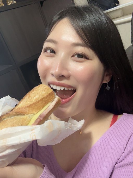 今夜21:30～ FANZAライブチャットです🫢💓 https://t.co/rHtUrlLUA2 【第1部】21:30～22:30 【第2部】22:45～25:45  今日の撮影会も皆さん本当に優しすぎて&hellip;スタッフさんにまでお弁当やお菓子
