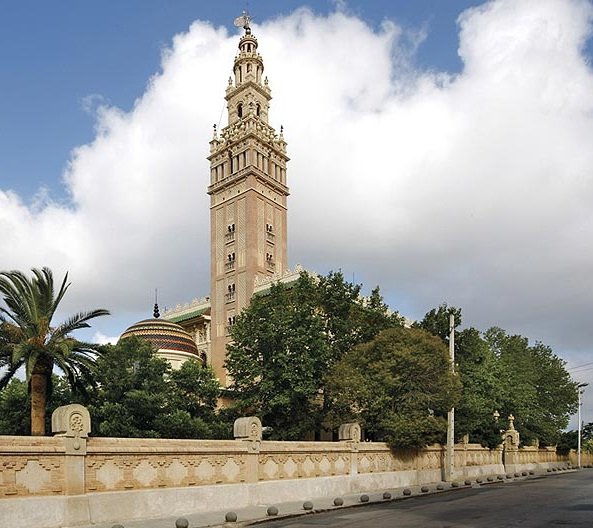 romandalusi's tweet photo. ¿Andalucía? No, Cataluña. Más exactamente L’Arboç (Tarragona)
Y no es solo tenemos a la Giralda, sino que este domicilio particular es un resumen de los monumentos andalusíes andaluces más famosos. Vamos a verlo https://t.co/Hpm9uL6R0A