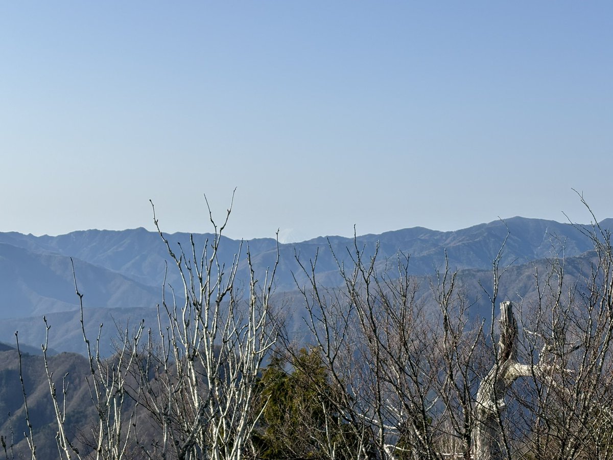 「今日は奥秩父の両神山に行きました。富士山の頭がうっすら見えています(3枚目)アカ」|もりした@コミティア144【と31b】のイラスト
