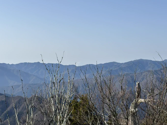 今日は奥秩父の両神山に行きました。富士山の頭がうっすら見えています(3枚目)アカヤシオはこれから見頃かな 