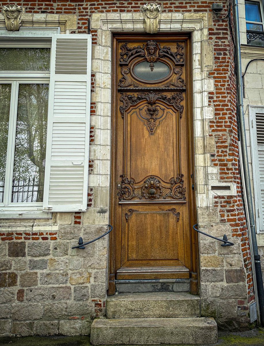 Finely sculpted door: Arras, Pas-de-Calais #DailyDoor