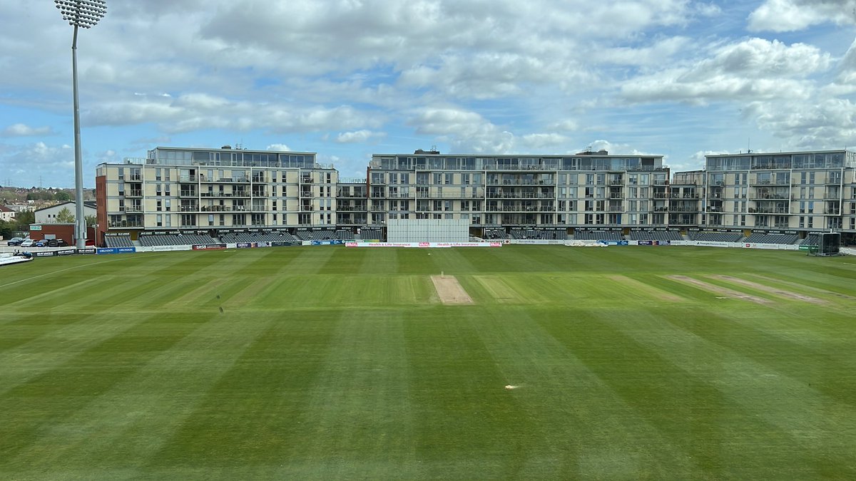 Good morning from Bristol. An exciting day three ahead between @Gloscricket and @YorkshireCCC . We’re on air in a few minutes with @edcricket6 and @shahfaisalcric1 . Do join us on #bbccricket . @BBCWYS