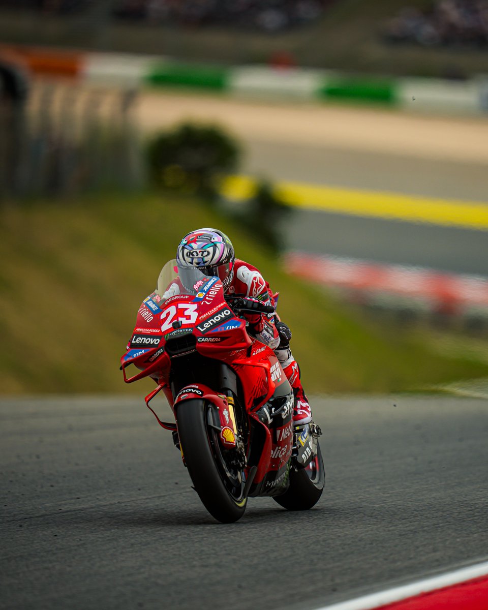 🚨 RACE DAY 🚨 We’re excited to be back supporting Technical Partner @ducaticorse at the #AmericasGP for round 3 of @MotoGP 🏍️ The team is in the zone, with Shell V-Power race fuel and Shell Advance engine oil stocked for the big show 🤝 #ShellMotorsport #ForzaDucati