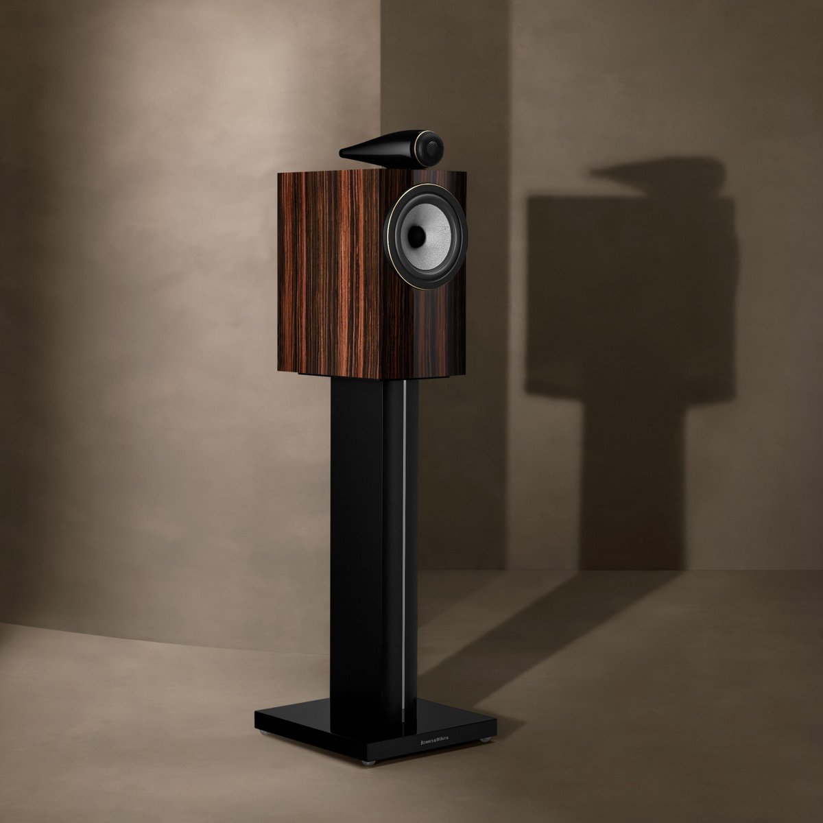 The 705 S3 Signature is expertly engineered to deliver sonic brilliance in a more compact form. Choose between the striking Midnight Blue Metallic or the Datuk Gloss wood veneer finish. Which one would you choose? #BowersWilkins #700SeriesSignature #CraftedHonedPerfected