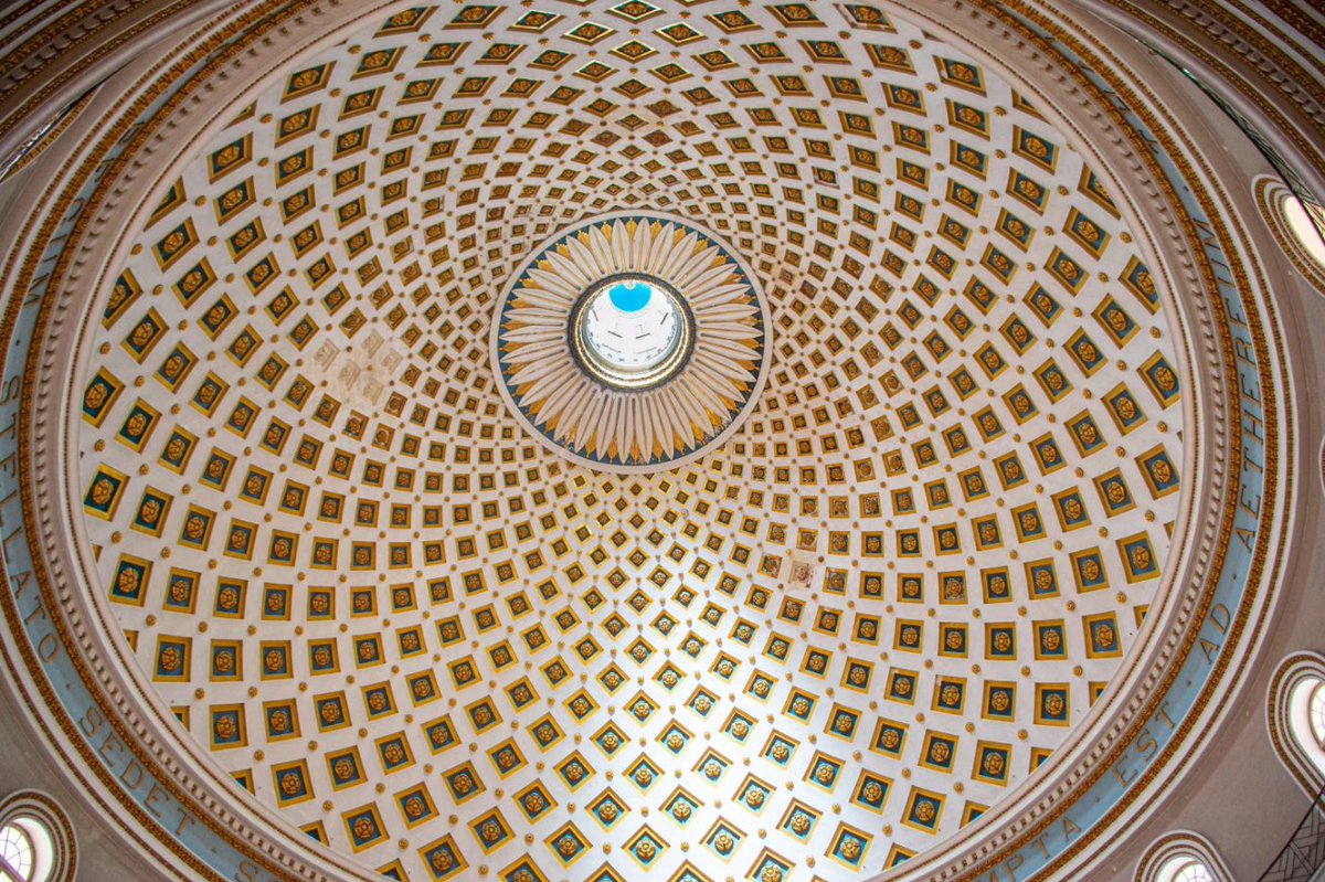 The Mosta Rotunda's spectacular domed roof has a wonderful story to tell, surviving a direct hit during bombing in the Second World War, 9th April 1942. postcardsfromamancunian.blogspot.com/2024/04/drive-… #travelblogger #photography #travelbloggers #travelphotography #blogger #Valletta #Malta #VisitMalta