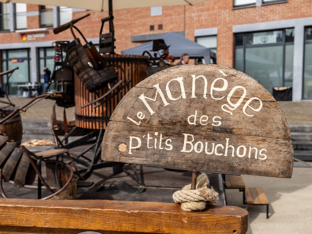 villedouai's tweet photo. #JournéeVerte C’est parti pour une journée fleurie et ensoleillée à #Douai !
Dès maintenant et jusqu‘à 18h, nous vous donnons rendez-vous place Saint-Amé  !
Tout le programme sur https://t.co/CYOzAOWVhV
#evenement #douaimaville https://t.co/JzwDeQp9uL